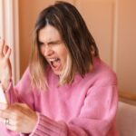 不安が強いほど他人を責める